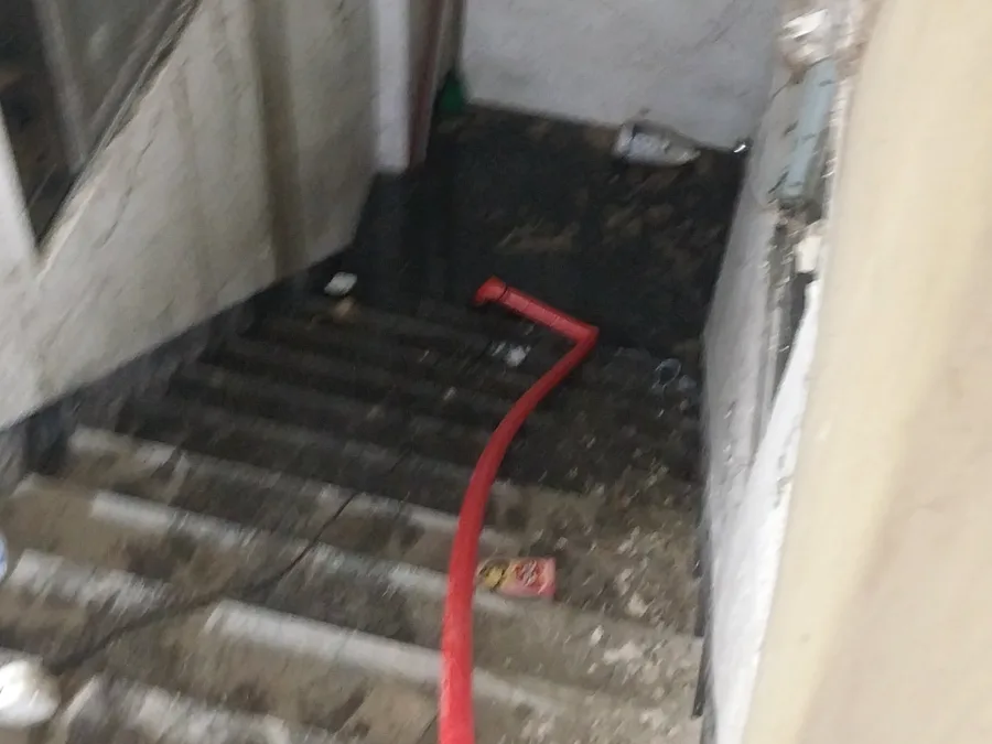 잠원동 인근 상담 참고용 반지하 계단에 고인 역류수